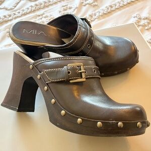MIA clogs